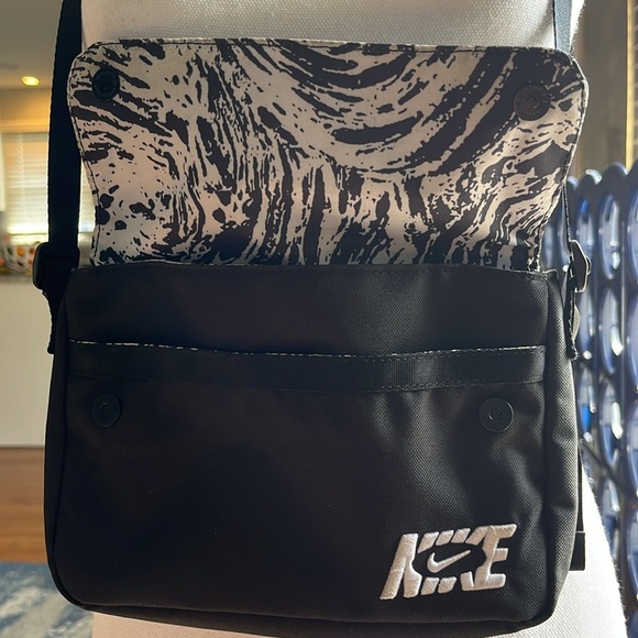 Nike Sportswear Futura 365 Crossbody Shoulderbag Color Black - Picture 4 of 15